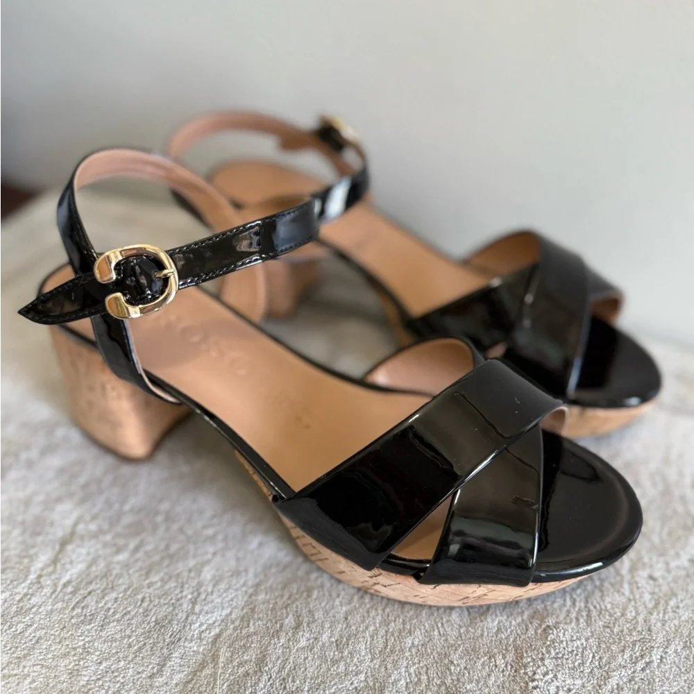 AEROSOLES features blocky